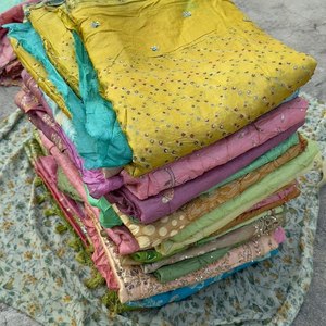 Saris en soie vintage pour femmes – Saris indiens traditionnels en tissu ethnique avec artisanat tissé à la main, élégants pour mariages et occasions festives - Product Image 3
