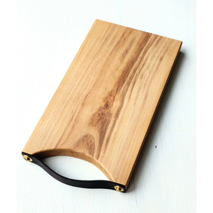 Planche à découper élégante en bois avec base incurvée unique et poignée en cuir noir élégante, idéale pour couper les légumes - Product Image 1