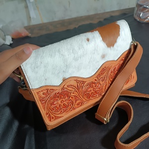 Sac bandoulière en cuir véritable style bohème avec fourrure, qualité supérieure, style cowgirl, à prix de gros - Product Image 3