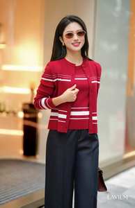 Ensemble de cardigan en tricot rouge pour femmes, tenue en deux pièces, débardeur sans manches et cardigan, style coréen chic, tricot chic - Product Image 2