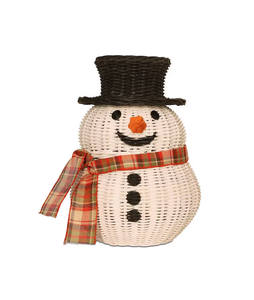 Fournisseur professionnel d'ornements de Noël en rotin blanc, représentant un bonhomme de neige, avec un chapeau et un écharpe noirs. - Product Image 1