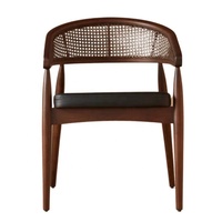 Chaise en rotin Chaise de restaurant en bois Cane Coffee Shop meubles au design simple pour se détendre dans des espaces ouverts