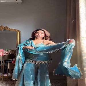 Ensemble haut en soie, pantalon palazzo et dupatta VASTRA COTTAGE, orné de fils, de paillettes et de miroirs, doublure en coton doux, idéal pour les fêtes - Product Image 1