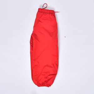 Pantalon de ski rouge avec cordon de serrage à la taille, passants pour ceinture, poches zippées, aérations, poignets élastiques et doublure isolante - Product Image 1