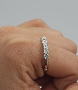 Anillo de Oro de 18K con 7 Diamantes Cultivados en Laboratorio de 0.70 CT para Mujer |   Anillo de Boda Apilable Elegante con Certificación IGI para Aniversario de Bodas - Product Image 5