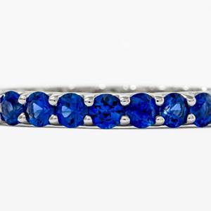 Anillo de Compromiso de Lujo con Diamantes Cultivados en Laboratorio y Zafiro de 1.20ct, Banda de Eternidad de Oro Blanco de 14K, Engaste de Garras, Certificado IGI, Diseño Exclusivo - Product Image 6