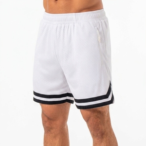 Shorts en maille blanche pour homme avec bande latérale noire, taille élastique, style sportif, respirant, séchage rapide - Product Image 1
