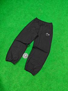 Pantalones deportivos negros de 400 GSM con bordado para hombre, con puños ajustables y cordón, 100% algodón premium. - Product Image 3