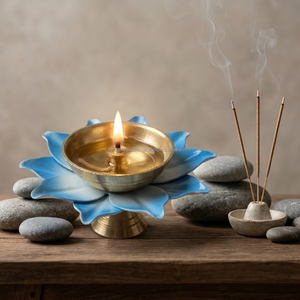 Lámpara de aceite Diya de latón AG Elements, diseño industrial Art Deco, base de loto de 3 pulgadas, luz espiritual decorativa azul alternativa a la vela - Product Image 1