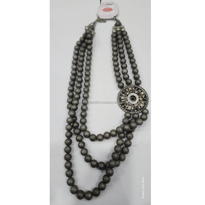 Collier ovale noir brillant en résine perlée pour femme, fait main, multicouche, bijou statement épais au look audacieux et élégant - Product Image 4