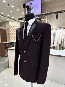 Traje de Blazer Bordado Color Vino Oscuro para Hombre – Esmoquin de Diseñador para Bodas y Fiestas con Bordado Metálico y Broche de Cadena - Product Image 3