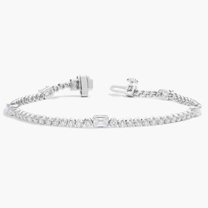 Bracelet tennis en diamants avec 3 carats de diamants de laboratoire taille émeraude et taille ronde en or jaune - Product Image 3