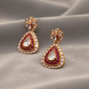 Pendientes de compromiso y boda Jessica Creation de plata de ley 925 con moissanita natural, gema Polki Kundan y engaste de bisel con corte de pera - Product Image 2