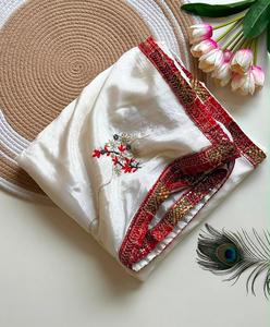 Sari en satin et mousseline avec broderie Gota Patti et passepoilage, accompagné d'un chemisier non cousu avec broderie intégrée. - Product Image 3