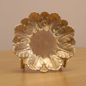 Cenicero decorativo de latón con forma de pétalo de flor, elaborado con un diseño texturizado detallado, disponible a precios de mayorista. - Product Image 1