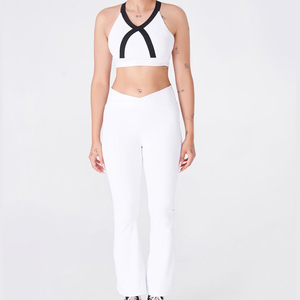 Ensemble de yoga professionnel OEM pour femme, 2 pièces, uni, avec logo frontal surdimensionné, léger, respirant, séchage rapide, short d'entraînement, vente en gros - Product Image 3