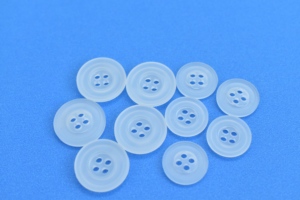 Botones de PP Reciclado con 4 Agujeros, Parte Posterior Plana, Tamaño 15mm, Hechos en Ho Chi Minh, Certificación GRS, Ecológicos, Accesorios para Camisas y Prendas - Product Image 4