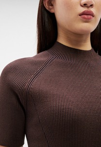 ผู้ผลิตเดรสไหมพรมรัดรูปแขนสั้นพรีเมียม เดรสสั้นแบบถัก รับทำโลโก้ตามสั่ง ขั้นต่ำในการสั่งซื้อจำนวนมาก - Product Image 4