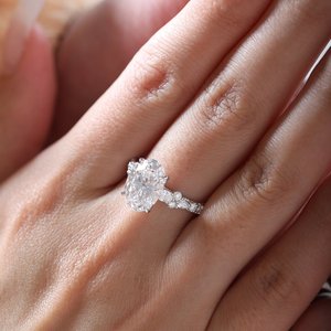 Superbe bague à trois pierres en diamant de laboratoire ovale de 3,5 carats, en or blanc pavé, personnalisée, certifiée, bijoux fins - Product Image 1