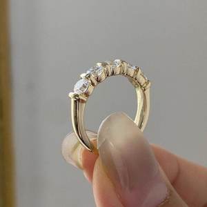 แหวนเพชรทรงกลมเจียระไนแบบบริลเลียนท์ห้าเม็ด ทองคำแท้ 14K เครื่องประดับหรูหราสำหรับงานหมั้น งานเลี้ยง หรือโอกาสพิเศษสำหรับคนรัก - Product Image 4