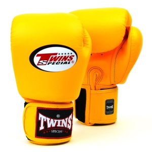 Guantes de Boxeo Twins IP-300 para Kick Boxing y Muay Thai, Guantes de Entrenamiento Profesional con Cierre de Gancho y Bucle, 100% Cuero Genuino - Product Image 1