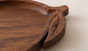 Plateau de service en bois fantaisie en gros, en bois de manguier foncé, avec forme de fruit de manguier et poignée en forme de feuille - Product Image 4