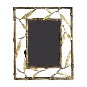 Marco de fotos artesanal de latón con borde decorativo de hojas de bambú en oro antiguo para el hogar, la oficina o el hotel. - Product Image 1