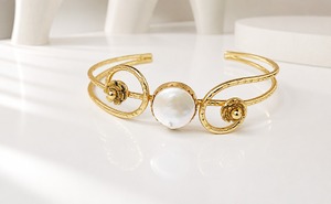 SOUMYA CREATIONS Bracelet jonc ouvert en laiton plaqué or avec perle d'eau douce tendance, motif floral, pour femme, cadeau, bijoux - Product Image 1