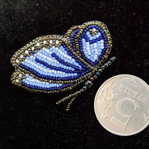 Llavero de cuentas amarillas y verdes, bordado a mano con cuentas de semillas, dijes para bolso con diseño festivo. - Product Image 1