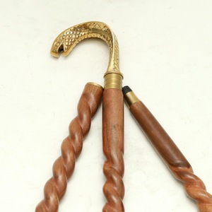 Bâtons de marche rustiques modernes en bois naturel écologique avec poignée en laiton poli, idéaux pour les cadeaux - Product Image 3