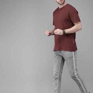 เสื้อยืดคอกลมแขนสั้นสีเบอร์กันดีสำหรับผู้ชาย ทรงปกติ สวมใส่สบาย ผลิตจากผ้าฝ้ายถัก 100% สีพื้น - Product Image 3