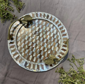 Plateau rond en bois d'acacia et nacre verte de qualité supérieure avec poignée dorée, incrustation de coquillages en mosaïque. - Product Image 5