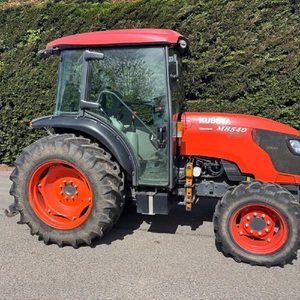 Tracteur Kubota M8540 4x4 robuste avec un puissant moteur diesel et une transmission à couple élevé, conçu pour l'agriculture. - Product Image 1