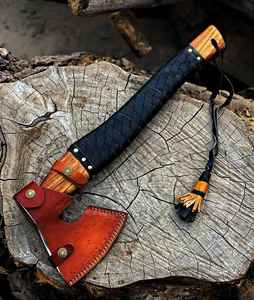 Hache Viking personnalisée faite à la main pour cadeau de témoin de mariage, lame en acier au carbone, manche en bois de frêne recouvert de cuir, hache forgée à la main pour le camping et les activités de plein air - Product Image 5
