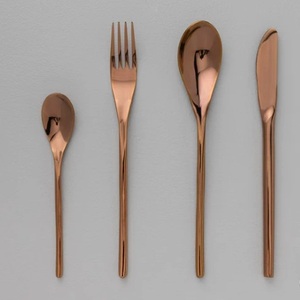 Couverts de luxe finition or, élégants et durables, parfaits pour les mariages, les fêtes et l'usage quotidien, en provenance d'Inde. - Product Image 2