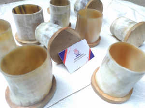 Mini-tasse authentique en corne de buffle véritable, faite à la main, idéale pour l'ale, la bière, le miad, le vin, l'alcool – Vaisselle viking inspirée d'Odin – Alehorn - Product Image 2