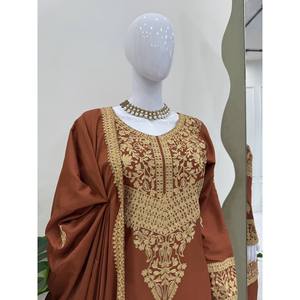 Conjunto de Fiesta de Diseño en Satén con Top y Pantalón con Dupatta, Elegante y con Estilo - Product Image 1