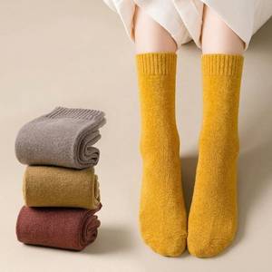 Chaussettes d'hiver épaisses pour femmes, chaussettes thermiques mi-mollet en tricot, chaussettes chaudes en tricot de couleur unie pour un usage quotidien en intérieur - Product Image 4