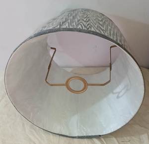Abat-jour cylindriques en tissu de lin Ikat Gathered Anna pour lustres suspendus, avec douilles B22 et anneaux simples - Product Image 2