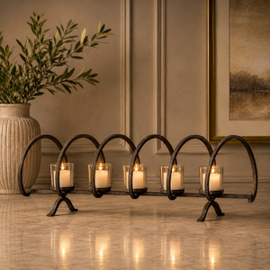 Support à bougies en laiton doré avec trois supports cylindriques, design moderne, décoration d'intérieur durable - Product Image 2