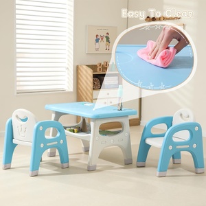 Table moderne en plastique pour enfants avec 2 chaises, étagère de rangement et protège-pieds antidérapants pour activités, repas, jeux, école et salle de sport des tout-petits - Product Image 6