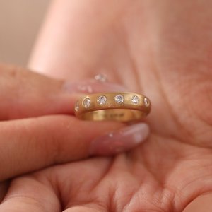 Anillo de diamantes de corte europeo antiguo cultivados en laboratorio con acabado mate en oro amarillo de 18 quilates y banda de aniversario con acabado cepillado mate, certificado por IGI. - Product Image 3