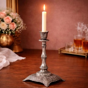 Porte-bougie en laiton doré design avec trois tubes en verre pour la décoration de centre de table - Product Image 4