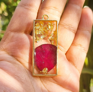 Collier pendentif rond plaqué or avec fleurs séchées rouges et chaîne dorée, artisanat cadeau pour mariages et fêtes - Product Image 6