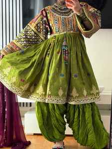 Vestidos de novia estilo afgano Kuchi, los más vendidos, con diseño de bordado simple y decoraciones de encaje con diamantes. - Product Image 5