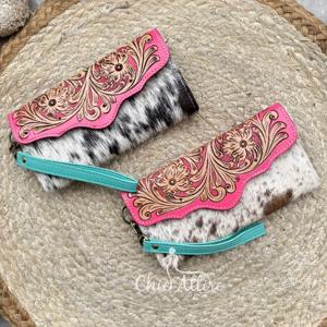 กระเป๋าคลัทช์หนังวัวแท้ลายดอกไม้สีเทอร์ควอยซ์ พร้อมสายคล้องมือ งานแฮนด์เมด สำหรับผู้หญิง  งานเอ็กซ์โปเดือนมีนาคม ปี 2026 - Product Image 1