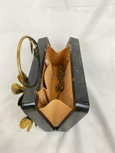 Boîte d'embrayage en résine au design floral fabriqué à la main poignée en métal embrayage en résine de style religieux unique cadeaux artisanaux prix d'usine en gros - Product Image 2