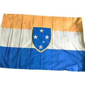 Drapeau rectangulaire en polyester avec rayures bleues, blanches et rouges et emblème central pour usage extérieur - Product Image 2