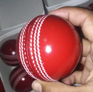 Balle de cricket jaune cousue à la main, balle dure pour l'entraînement et les matchs professionnels - Product Image 3