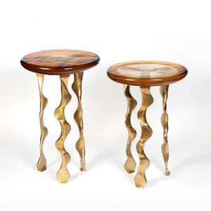 Tables basses et d'appoint élégantes au design unique, avec support métallique de haute qualité plaqué or et plateau rond en bois, qualité supérieure. - Product Image 1